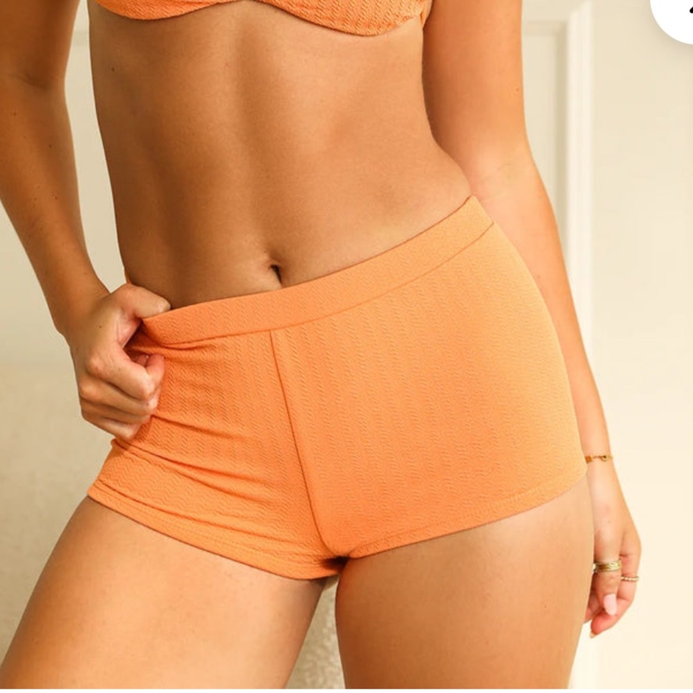 Dippin Daisy’s Farrah Elastic Waist Short: Size Large